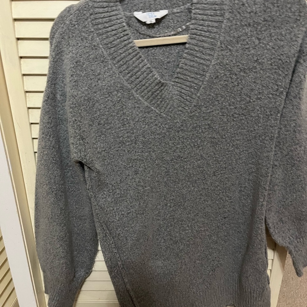 Bubble sleeve split hem v neck sweater
